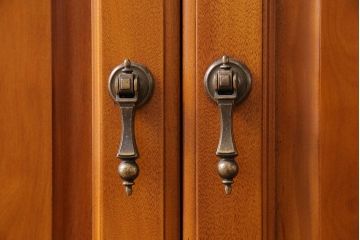 中古　横浜クラシック家具　ダニエル(Daniel)　飽きの来ないデザインのカップボード(キャビネット、食器棚)(定価約65万円)