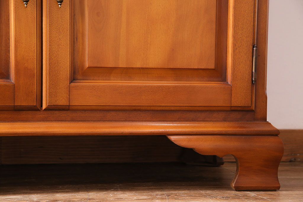 中古　横浜クラシック家具　ダニエル(Daniel)　飽きの来ないデザインのカップボード(キャビネット、食器棚)(定価約65万円)