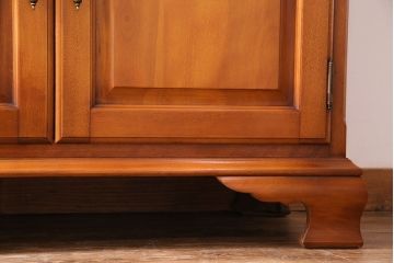 中古　横浜クラシック家具　ダニエル(Daniel)　飽きの来ないデザインのカップボード(キャビネット、食器棚)(定価約65万円)