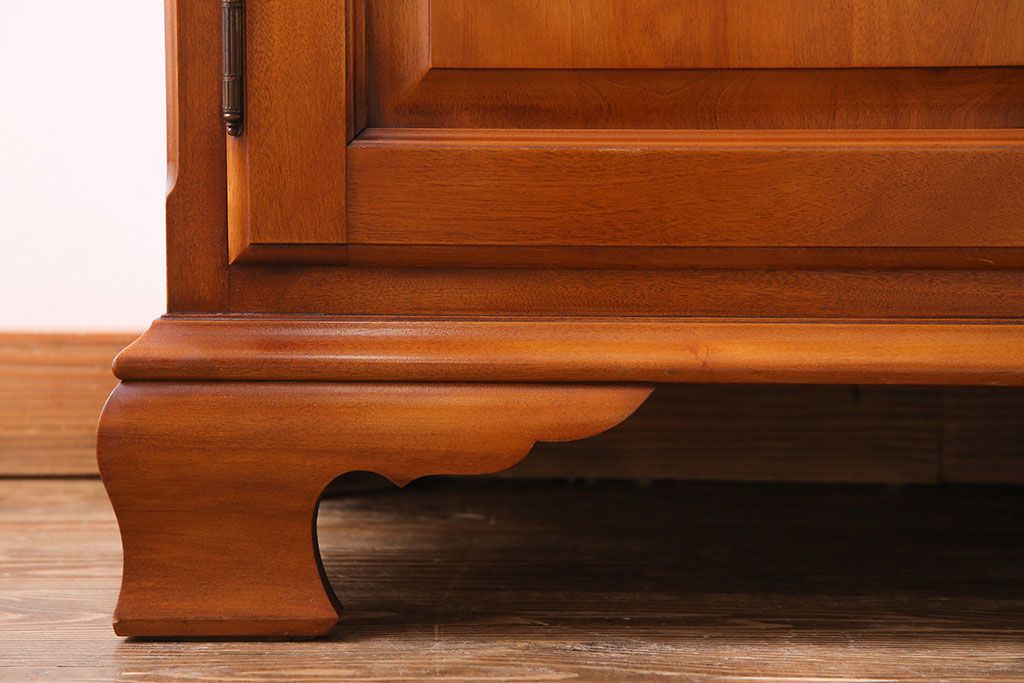 中古　横浜クラシック家具　ダニエル(Daniel)　飽きの来ないデザインのカップボード(キャビネット、食器棚)(定価約65万円)