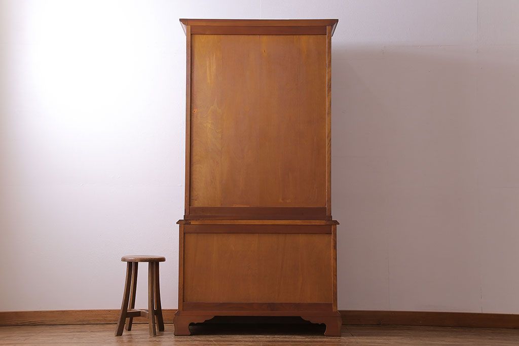 中古　横浜クラシック家具　ダニエル(Daniel)　飽きの来ないデザインのカップボード(キャビネット、食器棚)(定価約65万円)