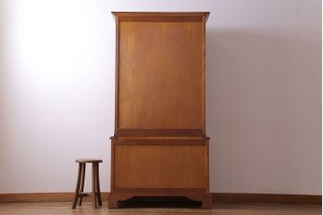 中古　横浜クラシック家具　ダニエル(Daniel)　飽きの来ないデザインのカップボード(キャビネット、食器棚)(定価約65万円)