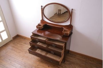 アンティーク家具　イギリスアンティーク　マホガニー材　優雅な佇まいが魅力のドレッサー(鏡台、化粧台、チェスト、引き出し)