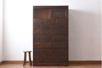 中古　伝統工芸・軽井沢彫り　大胆な彫りが見事な大振りの衣装箪笥(収納棚、洋服タンス)