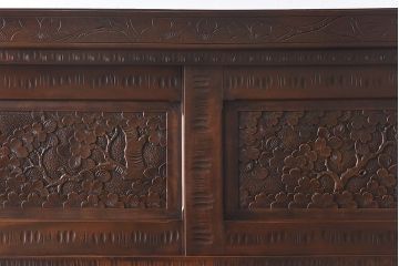 中古　伝統工芸・軽井沢彫り　大胆な彫りが見事な大振りの衣装箪笥(収納棚、洋服タンス)
