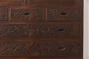 中古　伝統工芸・軽井沢彫り　大胆な彫りが見事な大振りの衣装箪笥(収納棚、洋服タンス)