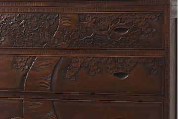 中古　伝統工芸・軽井沢彫り　大胆な彫りが見事な大振りの衣装箪笥(収納棚、洋服タンス)