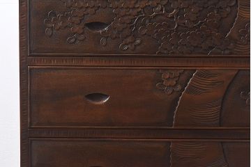 中古　伝統工芸・軽井沢彫り　大胆な彫りが見事な大振りの衣装箪笥(収納棚、洋服タンス)