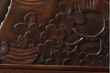 中古　伝統工芸・軽井沢彫り　大胆な彫りが見事な大振りの衣装箪笥(収納棚、洋服タンス)