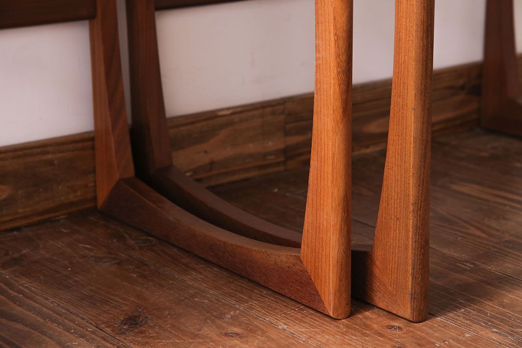 北欧家具　チーク材　コンパクトな仕様が魅力のネストテーブル(サイドテーブル)