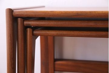 北欧家具　チーク材　コンパクトな仕様が魅力のネストテーブル(サイドテーブル)