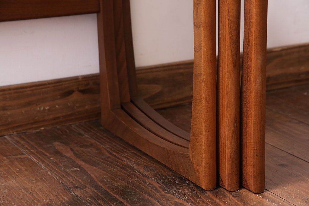 北欧家具　チーク材　コンパクトな仕様が魅力のネストテーブル(サイドテーブル)