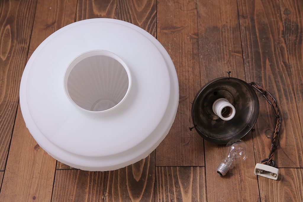 大正〜昭和初期　特大　レトロな陽刻照明(天井照明、ペンダントライト、シェード)