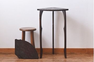 アンティーク雑貨　中古　伝統工芸　日光彫り　花の意匠が美しいコーナーラック(飾り台、花台)(1)