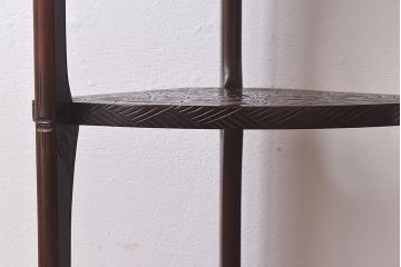 アンティーク雑貨　中古　伝統工芸　日光彫り　花の意匠が美しいコーナーラック(飾り台、花台)(1)