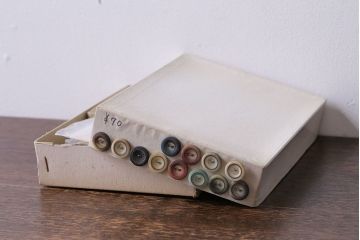 アンティーク雑貨　ビンテージ　控えめな色合いが上品なボタンセット