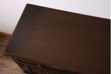 ヴィンテージ家具　イギリスビンテージ　オーク材　高級感漂うサイドボード(サイドキャビネット)