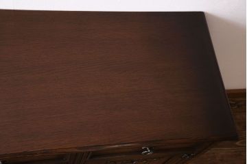 ヴィンテージ家具　イギリスビンテージ　オーク材　高級感漂うサイドボード(サイドキャビネット)