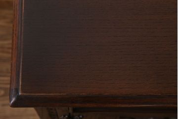 ヴィンテージ家具　イギリスビンテージ　オーク材　高級感漂うサイドボード(サイドキャビネット)