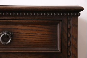ヴィンテージ家具　イギリスビンテージ　オーク材　高級感漂うサイドボード(サイドキャビネット)
