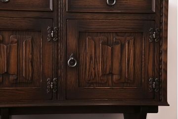 ヴィンテージ家具　イギリスビンテージ　オーク材　高級感漂うサイドボード(サイドキャビネット)