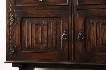 ヴィンテージ家具　イギリスビンテージ　オーク材　高級感漂うサイドボード(サイドキャビネット)
