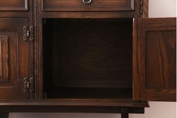 ヴィンテージ家具　イギリスビンテージ　オーク材　高級感漂うサイドボード(サイドキャビネット)