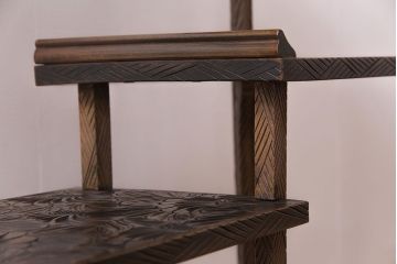 中古　伝統工芸　日光彫りが細部まで施された飾り棚(違い棚)