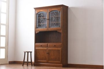 中古美品　三越・Brugge(ブルージュ)シリーズ　木のぬくもり溢れるキッチンキャビネット(食器棚、飾り棚、戸棚)(1)