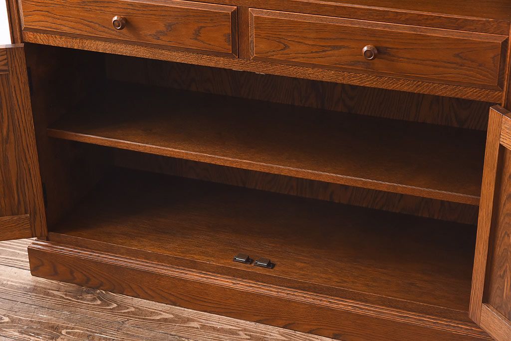 中古美品　三越・Brugge(ブルージュ)シリーズ　木のぬくもり溢れるキッチンキャビネット(食器棚、飾り棚、戸棚)(1)