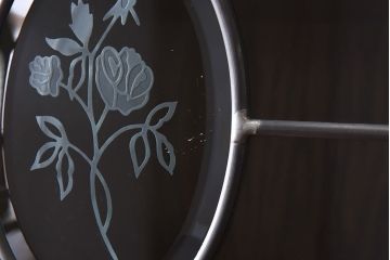 中古美品　三越・Brugge(ブルージュ)シリーズ　木のぬくもり溢れるキッチンキャビネット(食器棚、飾り棚、戸棚)(1)