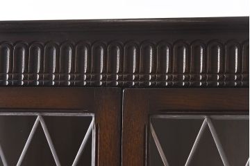 ヴィンテージ家具　イギリスビンテージ　オーク材　ステンドグラスがシックなコーナーラック(飾り棚、収納棚)