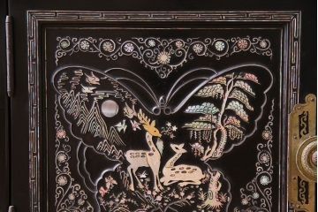 中古　きらびやかなデザインの豪華な螺鈿ローボード(サイドボード、飾り台、チェスト)