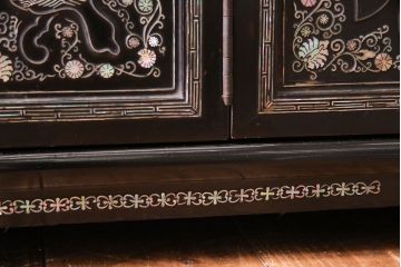 中古　きらびやかなデザインの豪華な螺鈿ローボード(サイドボード、飾り台、チェスト)
