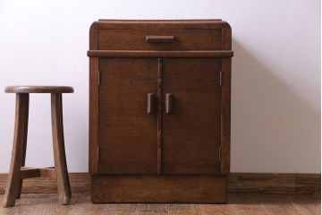 アンティーク家具　イギリスアンティーク　オーク材　小振りで可愛らしいサイドチェスト(戸棚、引き出し)