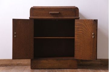 アンティーク家具　イギリスアンティーク　オーク材　小振りで可愛らしいサイドチェスト(戸棚、引き出し)