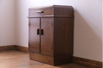 アンティーク家具　イギリスアンティーク　オーク材　小振りで可愛らしいサイドチェスト(戸棚、引き出し)