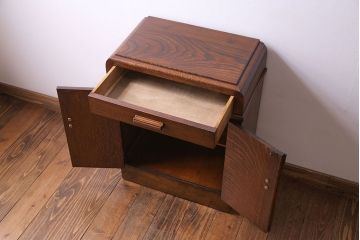 アンティーク家具　イギリスアンティーク　オーク材　小振りで可愛らしいサイドチェスト(戸棚、引き出し)