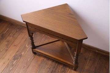 アンティーク雑貨　中古　old charm(オールドチャーム)　オーク材　三角の木製コーナーテーブル(コーナーラック、花台)