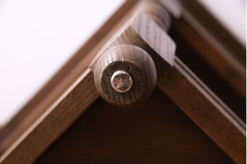 アンティーク雑貨　中古　old charm(オールドチャーム)　オーク材　三角の木製コーナーテーブル(コーナーラック、花台)