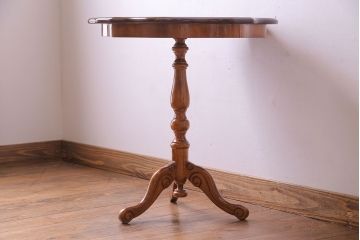 中古　イタリア製　花の意匠が愛らしいコーヒーテーブル(サイドテーブル、カフェテーブル)