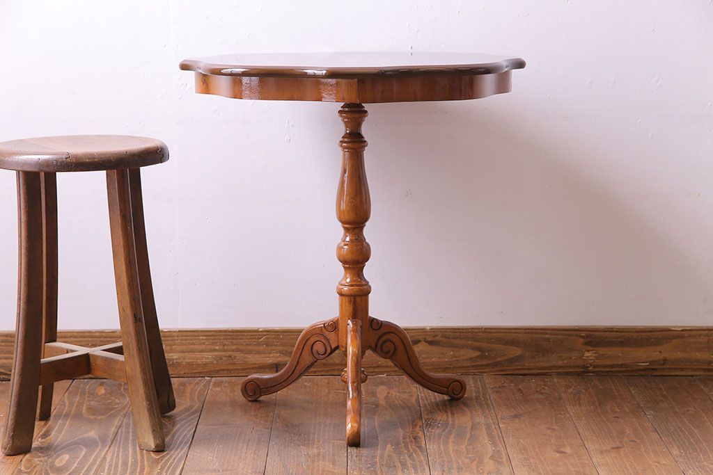 中古　イタリア製　花の意匠が愛らしいコーヒーテーブル(サイドテーブル、カフェテーブル)