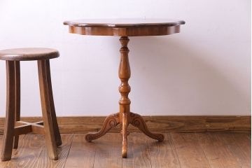 中古　イタリア製　花の意匠が愛らしいコーヒーテーブル(サイドテーブル、カフェテーブル)