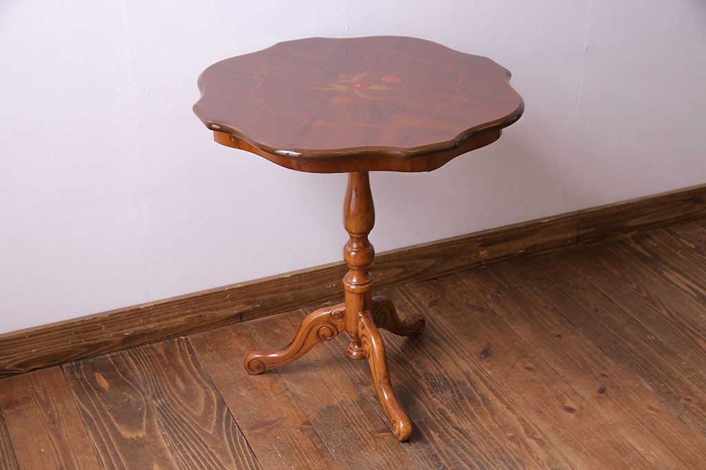 中古　イタリア製　花の意匠が愛らしいコーヒーテーブル(サイドテーブル、カフェテーブル)