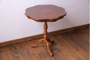 中古　イタリア製　花の意匠が愛らしいコーヒーテーブル(サイドテーブル、カフェテーブル)