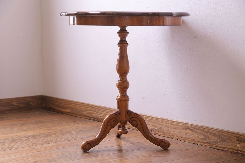 中古　イタリア製　花の意匠が愛らしいコーヒーテーブル(サイドテーブル、カフェテーブル)