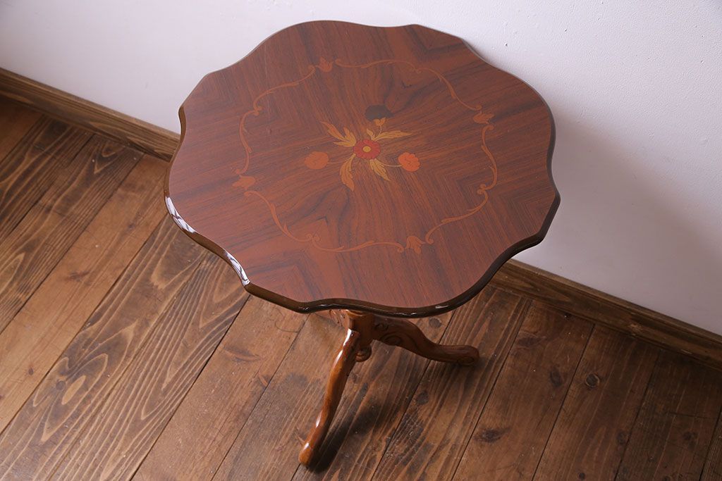 中古　イタリア製　花の意匠が愛らしいコーヒーテーブル(サイドテーブル、カフェテーブル)