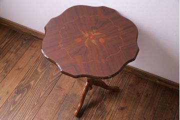 中古　イタリア製　花の意匠が愛らしいコーヒーテーブル(サイドテーブル、カフェテーブル)