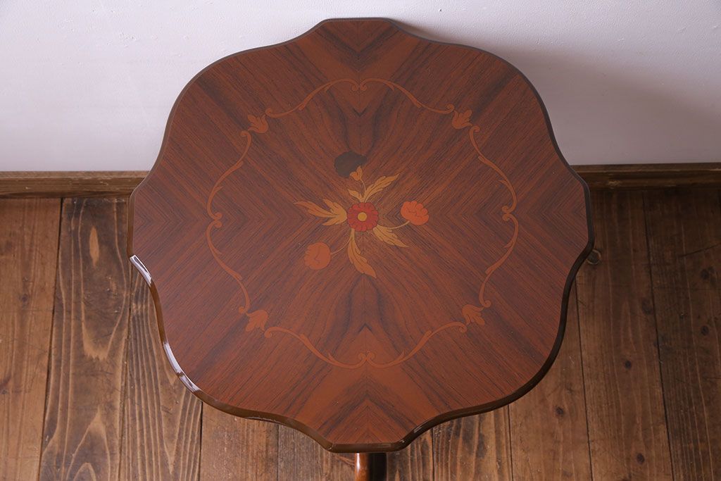 中古　イタリア製　花の意匠が愛らしいコーヒーテーブル(サイドテーブル、カフェテーブル)