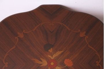 中古　イタリア製　花の意匠が愛らしいコーヒーテーブル(サイドテーブル、カフェテーブル)